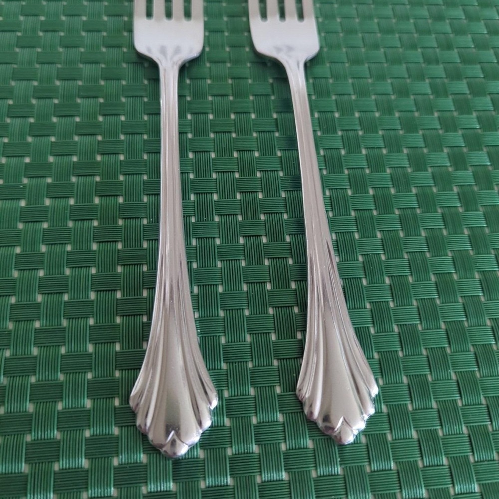 Oneida BANCROFT Dinner Forks Set Lot of 2 Stainless Flare Tip Ridged Glossy USA - Picture 2 of 8
